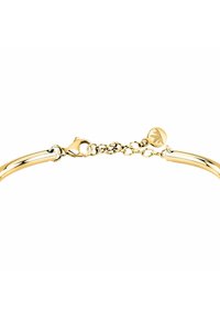 Bracciale d'oro con un design elegante e curvo. Presenta un clasp e una catena estensibile per una lunghezza regolabile. Finitura liscia con dettagli del logo.