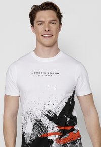 Koroshi SHORT SLEEVE - Apdrukāts T-krekls - blanco white