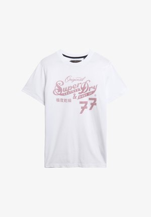 Camiseta de algodón blanca con un estampado gráfico en color rosa que incluye el texto "Super Dry", "Original" y "77". Diseño de manga corta y cuello redondo.