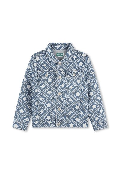 Veste en denim bleue avec des motifs imprimés blancs, y compris des lettres et des fleurs. Comprend deux poches poitrine et des fermetures à boutons en métal.