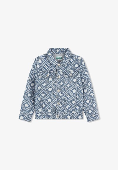 Veste en denim bleue avec des motifs imprimés blancs, y compris des lettres et des fleurs. Comprend deux poches poitrine et des fermetures à boutons en métal.