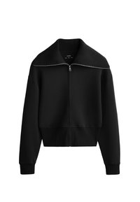Musta lyhyt sweatshirt, joka on valmistettu sileästä kankaasta. Siinä on korkea kaulus, etuvetoketju ja ribbaatut hihansuut. Minimalistinen muotoilu ilman kuvioita.