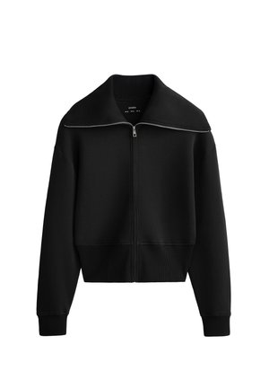 Čierny skrátený sweatshirt z hladkej tkaniny s vysokým golierom, predným zipsom a rebrovanými manžetami. Minimalistický dizajn bez vzorov.