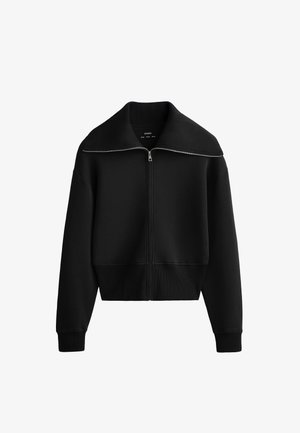 Fekete, rövidített pulóver sima anyagból, magas gallérral, elülső cipzárral és bordázott mandzsettákkal. Minimalista dizájn, minta nélkül.