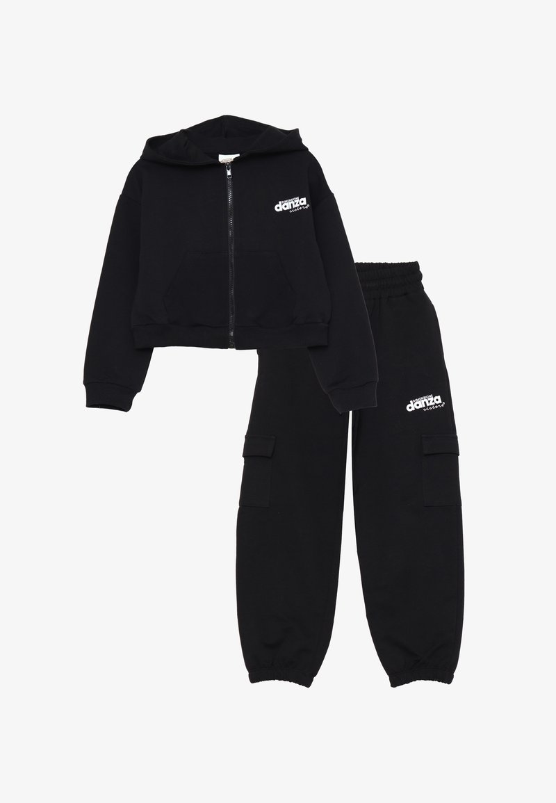 Felpa nera in cotone con zip, tasche frontali e logo sul petto, abbinata a pantaloni jogger neri con tasche cargo.