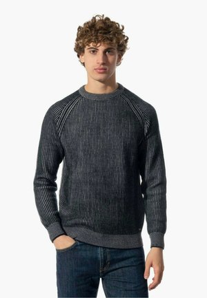 Maglione grigio a righe con una texture a coste, colletto rotondo e maniche raglan, abbinato a jeans scuri. Vestibilità classica e design informale.