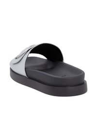 Claquette légère grise avec une sangle en cuir lisse et une semelle en caoutchouc noir profilée, présentant un design minimaliste et de discrètes touches argentées.