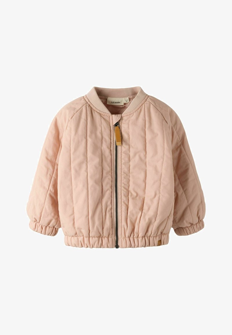 Veste matelassée pour enfants de couleur rose clair avec fermeture éclair devant, poignets et ceinture élastiques, et col côtelé.