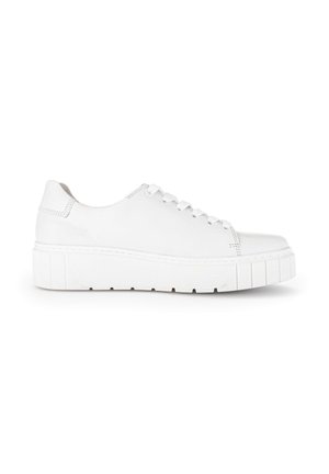 Witte leren sneaker met een ronde neus, vetersluiting aan de voorkant en een getextureerde rubberen zool. Minimalistisch ontwerp met subtiele stikdetails.