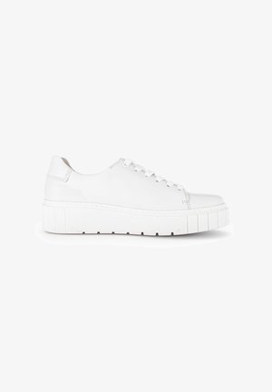 Witte leren sneaker met een ronde neus, vetersluiting aan de voorkant en een getextureerde rubberen zool. Minimalistisch ontwerp met subtiele stikdetails.