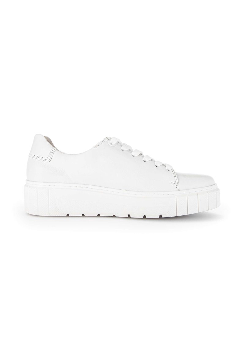 Witte leren sneaker met een ronde neus, vetersluiting aan de voorkant en een getextureerde rubberen zool. Minimalistisch ontwerp met subtiele stikdetails.