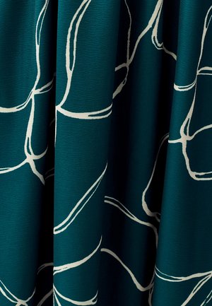 Cortina de tela verde azulado con un patrón abstracto en blanco, superficie ligeramente texturada, con pliegues que crean sombras sutiles y profundidad.