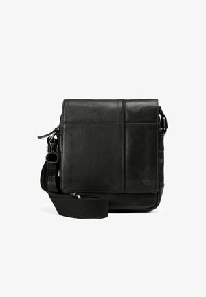 Bolso mensajero de cuero negro con una correa de tela ajustable, que cuenta con un cierre de cremallera y dos bolsillos frontales con detalles de costura.