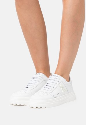 Trainers - off white