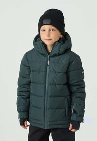 Zielona kurtka puchowa z zamkiem z przodu, odpinanym kapturem i ściągaczami na rękawach. Posiada naszywkę z logo na rękawie oraz pikowaną fakturę.