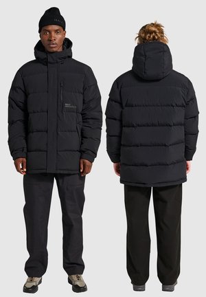 Zwarte pufferjack met een ritssluiting aan de voorkant, capuchon en logo-detail. Heeft dikke, doorgestikte panelen en een relaxte pasvorm. Gemaakt in combinatie met bijpassende donkere broek.