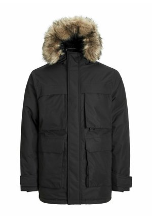 Parka nera con cappuccio foderato in pelliccia, multiple tasche frontali, chiusura con zip e polsini testurizzati.