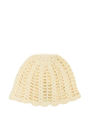 Cappello a secchiello all'uncinetto color crema con motivo a maglia aperta e bordi smerlati.