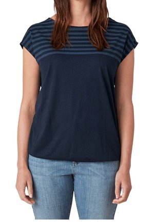T-shirt blu navy a maniche corte con pannello superiore a righe. Tessuto in cotone morbido, vestibilità rilassata, scollo rotondo e sottile texture.