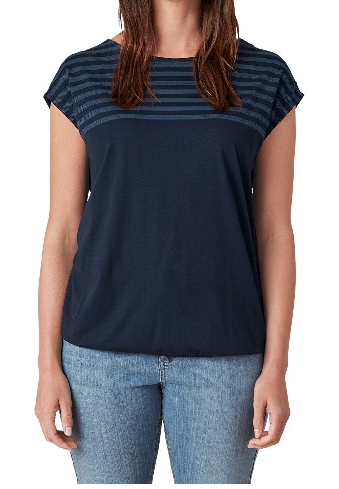 Camiseta de manga corta azul marino con un panel superior a rayas. Fabricada en suave algodón, de corte relajado, con escote redondo y textura sutil.