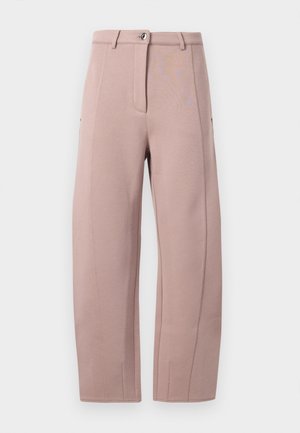 Pantalon en tissu rose clair et doux, à coupe droite, avec une fermeture éclair à l'avant, un bouton de fermeture et des poches latérales. Texture lisse avec des détails de couture.