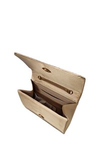 Goldfarbene Satin-Clutch mit strukturiertem Design, ausgestattet mit einem magnetischen Klappenverschluss, mehreren Kartenfächern und einem glatten Innenfutter.