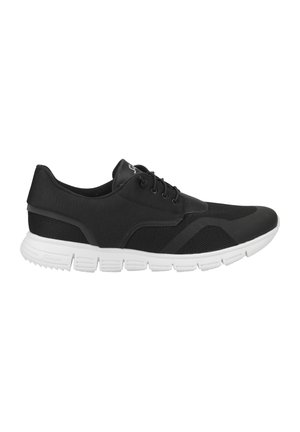 Baskets de sport noires avec une tige en mesh et en synthétique, dotées d'une semelle extérieure en caoutchouc blanche et d'un laçage. Lignes d'accent latérales notables.