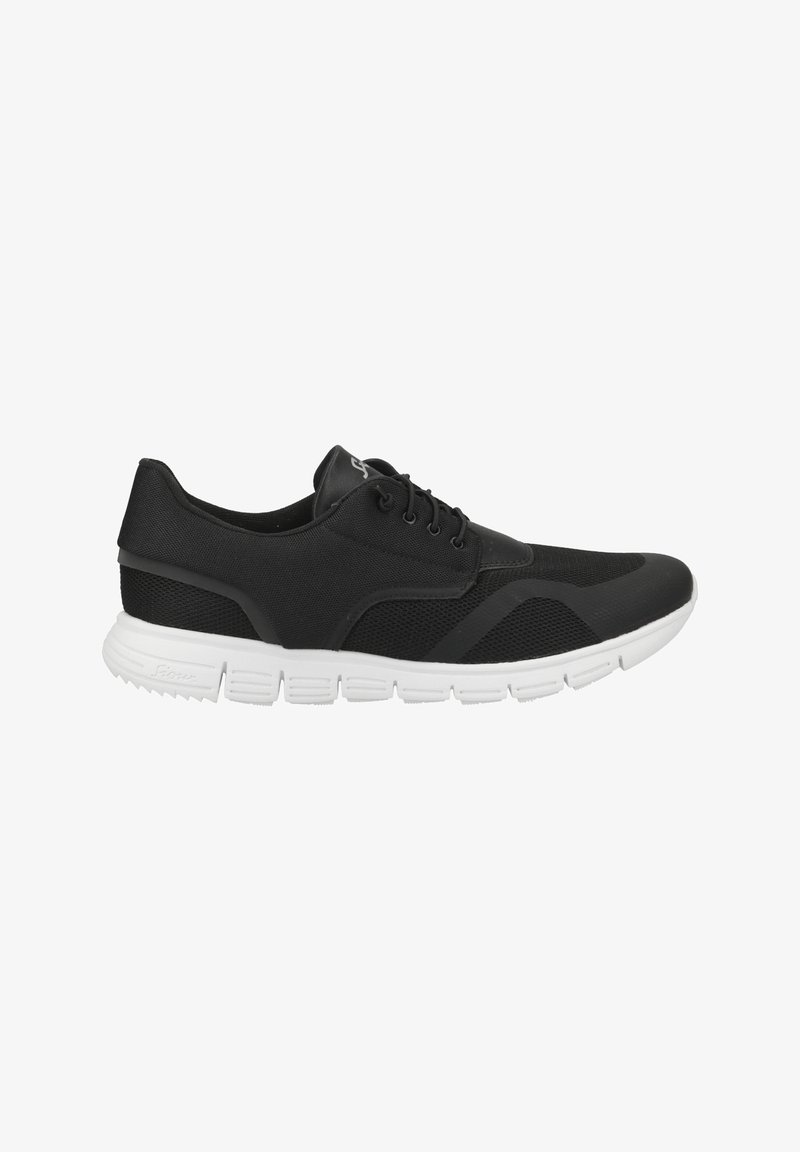 Baskets de sport noires avec une tige en mesh et en synthétique, dotées d'une semelle extérieure en caoutchouc blanche et d'un laçage. Lignes d'accent latérales notables.