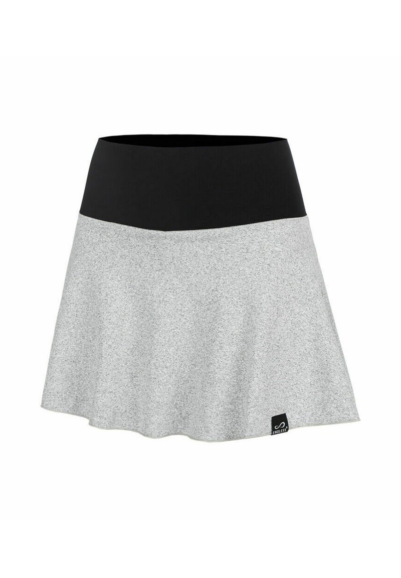 Falda acampanada gris confeccionada en una suave tela, presenta una cinturilla elástica negra y una pequeña etiqueta con logo en el lado inferior derecho para darle un detalle.