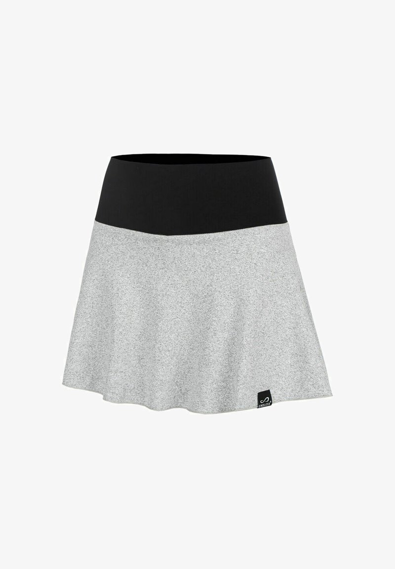 Falda acampanada gris confeccionada en una suave tela, presenta una cinturilla elástica negra y una pequeña etiqueta con logo en el lado inferior derecho para darle un detalle.