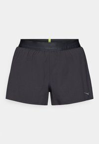 Svarte treningsshorts med elastisk liv, og en subtil grønn detalj bak. Laget av lett materiale, med en logo nederst.