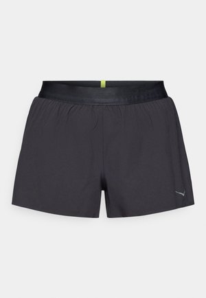 Shorts de sport noirs avec une taille élastique et une subtile accentuation verte à l'arrière. Fabriqués en tissu léger, avec un logo au bas.