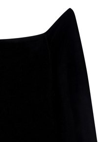 Tessuto nero, testurizzato con una finitura liscia e bordi acuti e angolari. Il materiale appare morbido e leggermente riflettente.