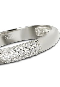 Bague à anneau en or blanc présentant une surface texturée et une rangée de petits diamants clairs incrustés sur un côté, marquée "333".