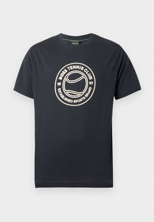 Tamsiai mėlynas medvilninis marškinėlis, ant kurio yra kreminiai apskritimo formos raštai su užrašu „BOSS TENNIS CLUB“ ir teniso kamuoliuko dizainas centre.