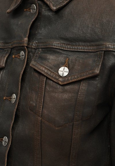Καφέ σκούρο δερμάτινο μπουφάν με μπροστινή όψη που δείχνει τσέπη με καπάκι και μεταλλικό κουμπί, καθώς και λεπτομερή ραφές.