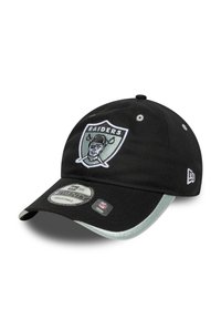 Melna beisbola cepure ar izliekto malu, ar izšūtu Raiders logo pel�ēkā un baltā krāsā. Aizmugurē regulējama josta.