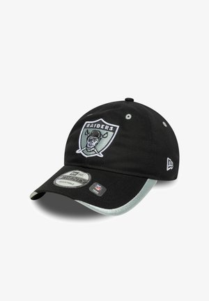 Crna bejzbol kapa s zakrivljenim vizirima, s izvezenim Raiders logotipom u sivoj i bijeloj boji. Podesivi trak na stražnjoj strani.