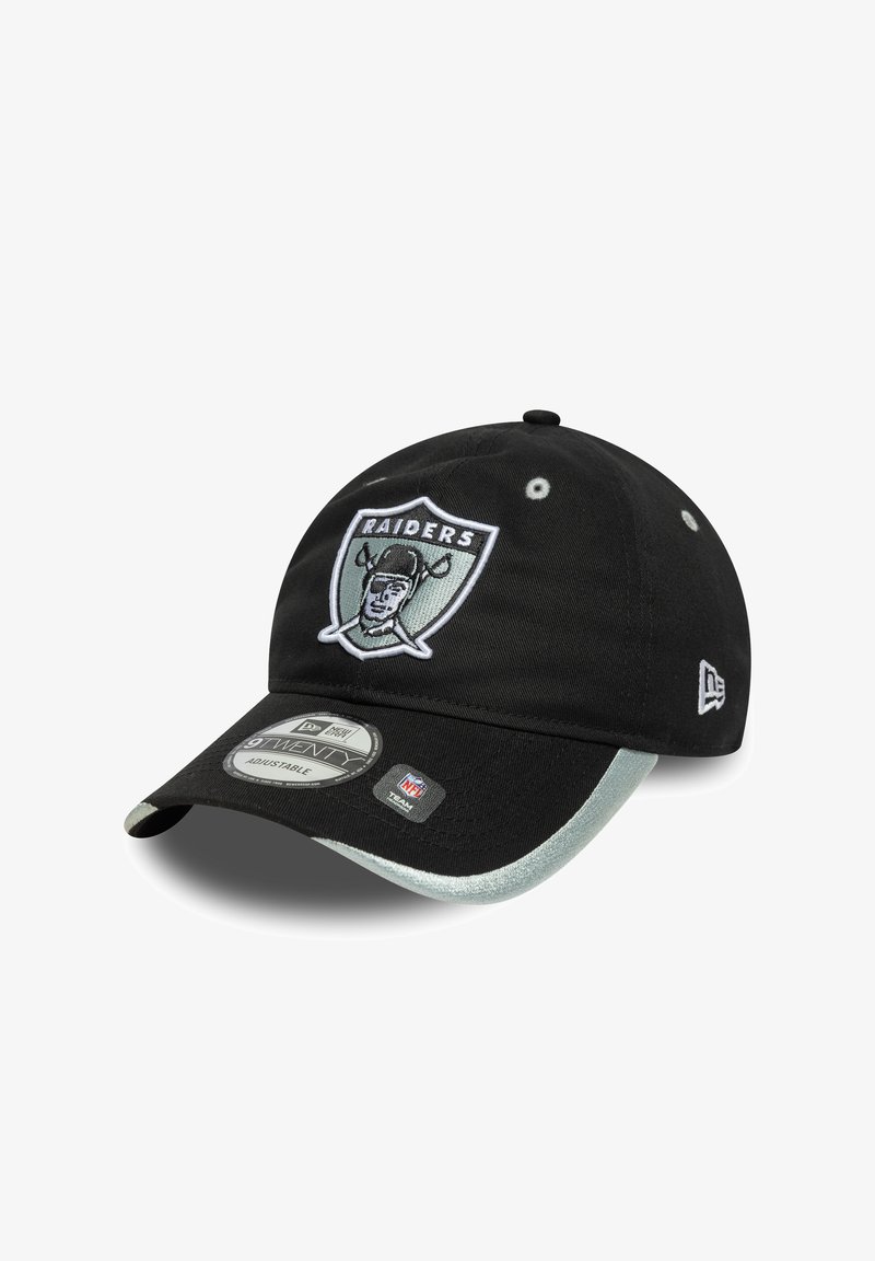 Črna bejzbol kapa s  ukrivljenim vizirjem, ki ima izvezen logotip Raiders v sivi in beli barvi. Prilagodljiv trak na zadnji strani.