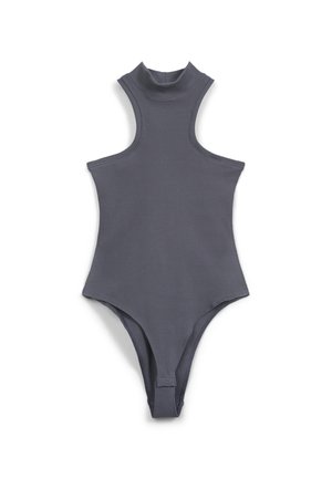 Costume intero grigio a coste con collo alto, design senza maniche e taglio a perizoma. Presenta una texture liscia e una silhouette aderente.