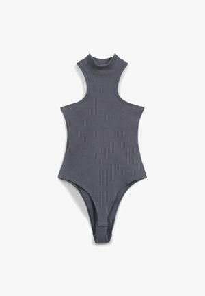 Costume intero grigio a coste con collo alto, design senza maniche e taglio a perizoma. Presenta una texture liscia e una silhouette aderente.