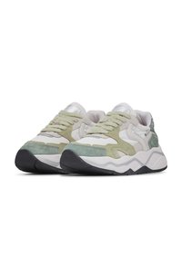 Sneaker con una toma in rete e suede grigio chiaro e verde, con una suola intermedia spessa e bianca e suola in gomma nera. Design della punta arrotondato.