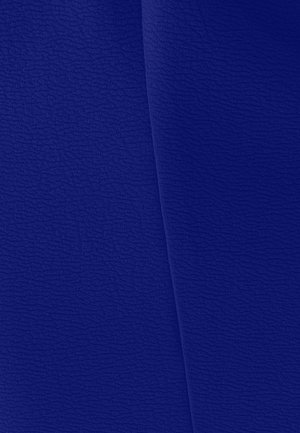 Duboka plava teksturirana tkanina s suptilnim valovitim uzorkom, koja prikazuje glatku površinu i bogatu zasićenost boja, idealna za razne primjene.