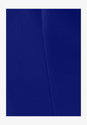 Duboka plava teksturirana tkanina s suptilnim valovitim uzorkom, koja prikazuje glatku površinu i bogatu zasićenost boja, idealna za razne primjene.