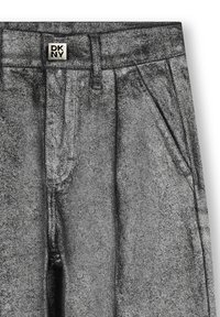 Pantalones de mezclilla gris con una superficie texturizada, que presentan pliegues frontales, cremallera y un botón plateado con marca.