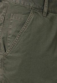 Olijfgroene katoenen broek met een gladde textuur, voorzien van een diagonale voork bolsillo en versterkte stiksels langs de naden.