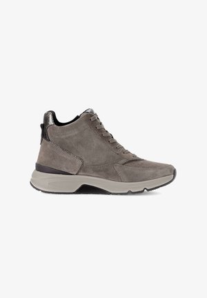Grijze suède hoge sneakers met een gestructureerde achterkant, vetersluiting en een dikke, ondersteunende zool met een zwart accent.