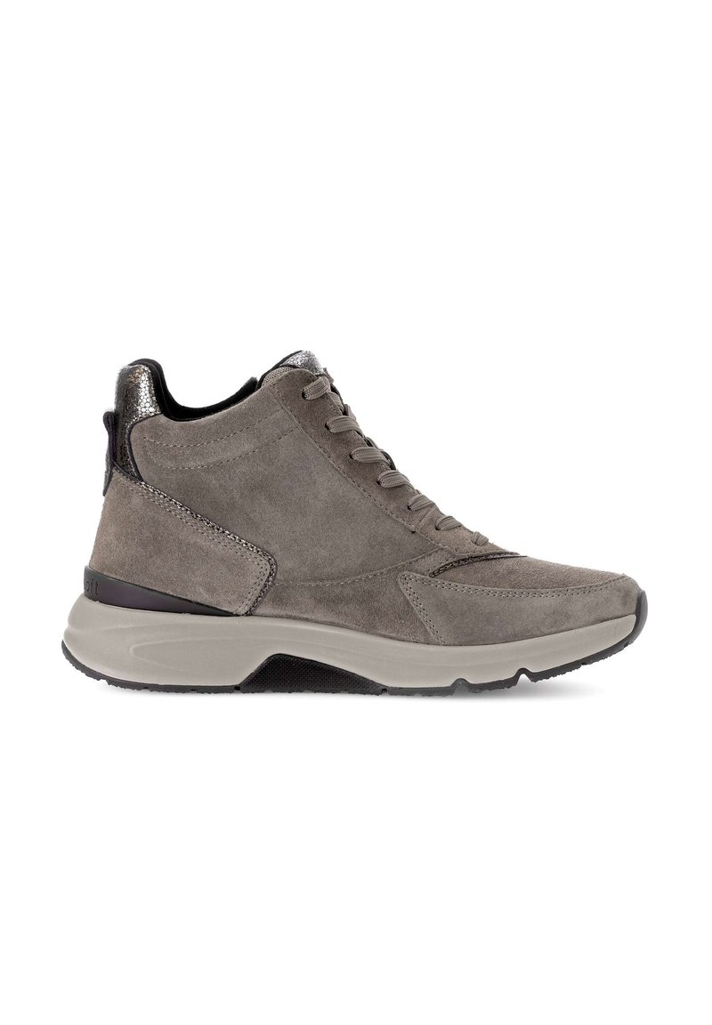 Grijze suède hoge sneakers met een gestructureerde achterkant, vetersluiting en een dikke, ondersteunende zool met een zwart accent.