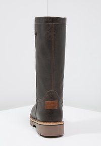 Stivale in pelle marrone fino al ginocchio con finitura testurizzata, punta rotonda, cuciture a contrasto e un accento in pelle marrone sul tallone.