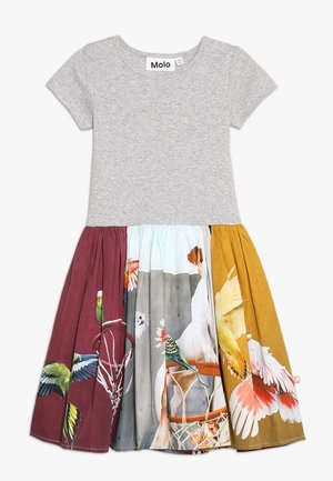 Vestido gris de manga corta con parte superior ajustada y falda colorida con estampado de pájaros en tonos granate, azul y amarillo.